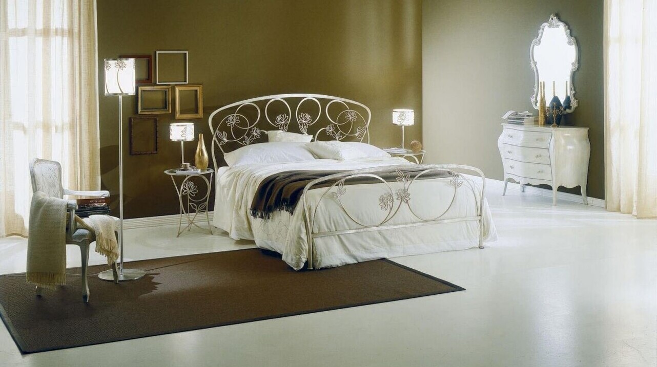 The wrought iron beds GLICINE