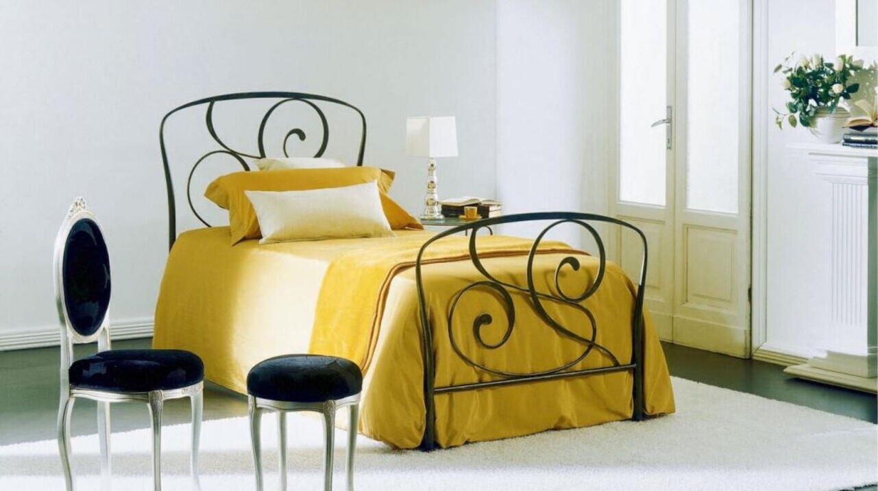 The wrought iron beds GENZIANA